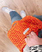 Handgemaakte oranje tas van gerecycled garen – Amara Midi Shoulder Bag – Femme Flair