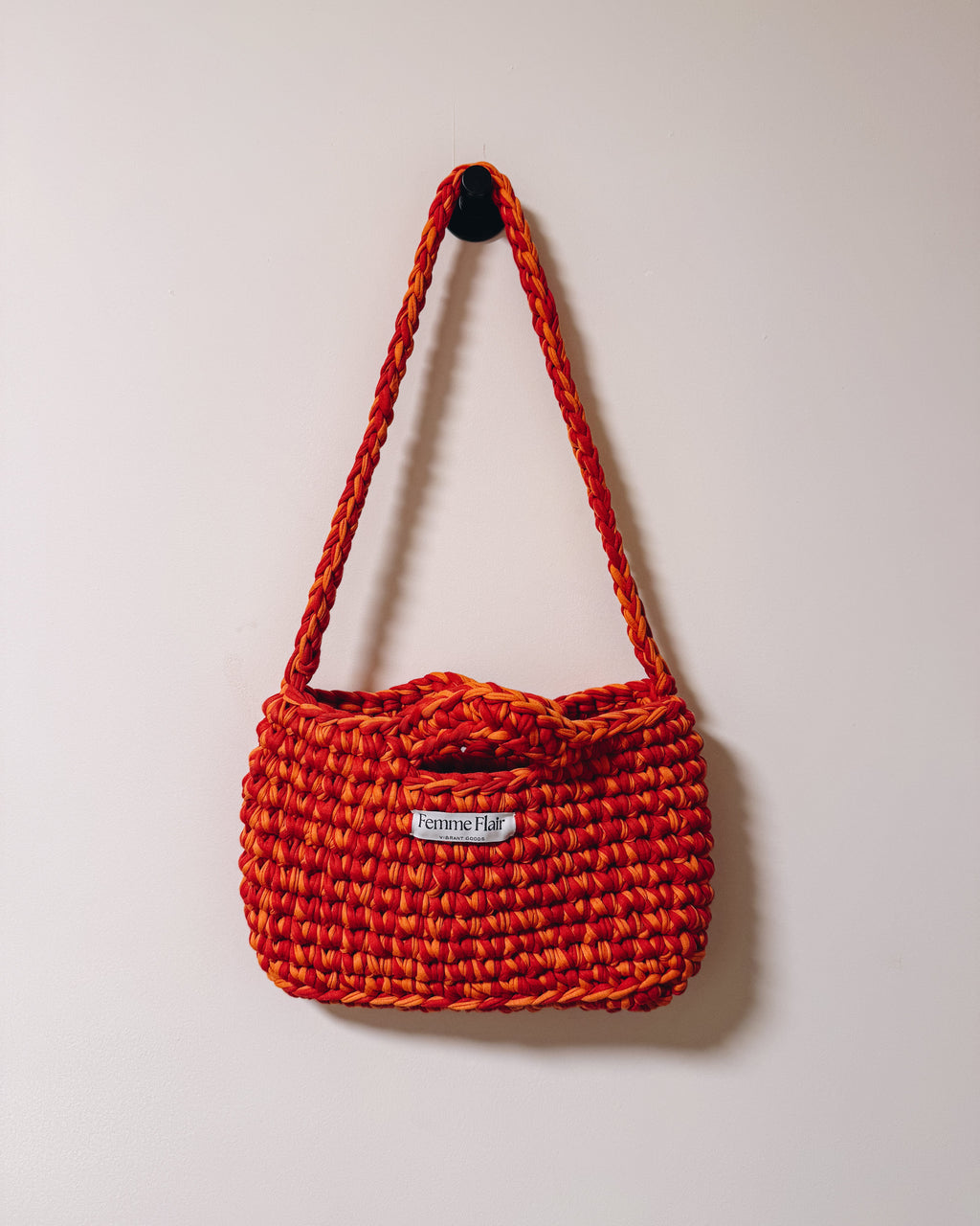 Handgemaakte oranje tas van gerecycled garen – Amara Midi Shoulder Bag – Femme Flair