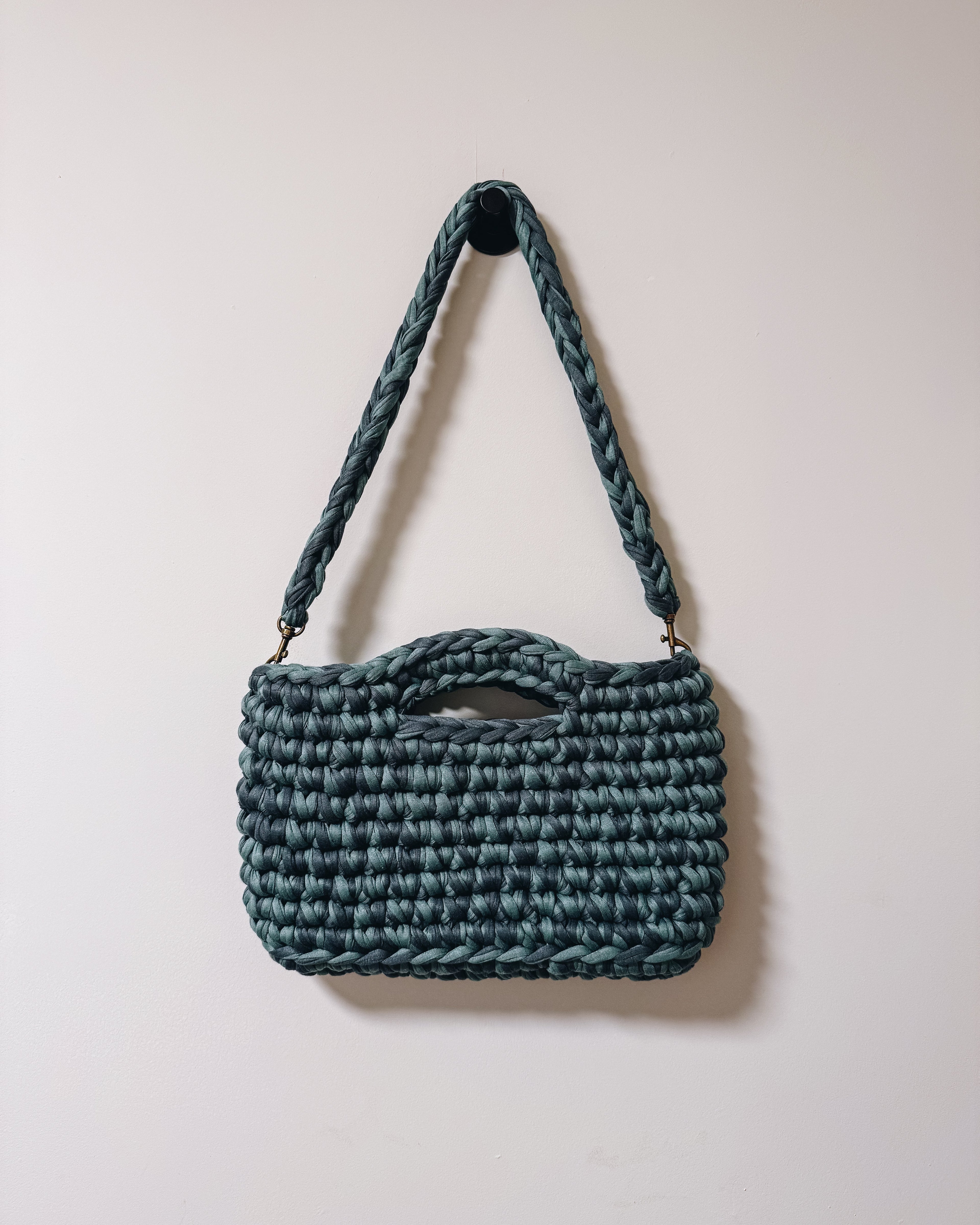 Handgemaakte zeegroene tas van gerecycled garen – Carrie Midi Shoulder Bag – Femme Flair