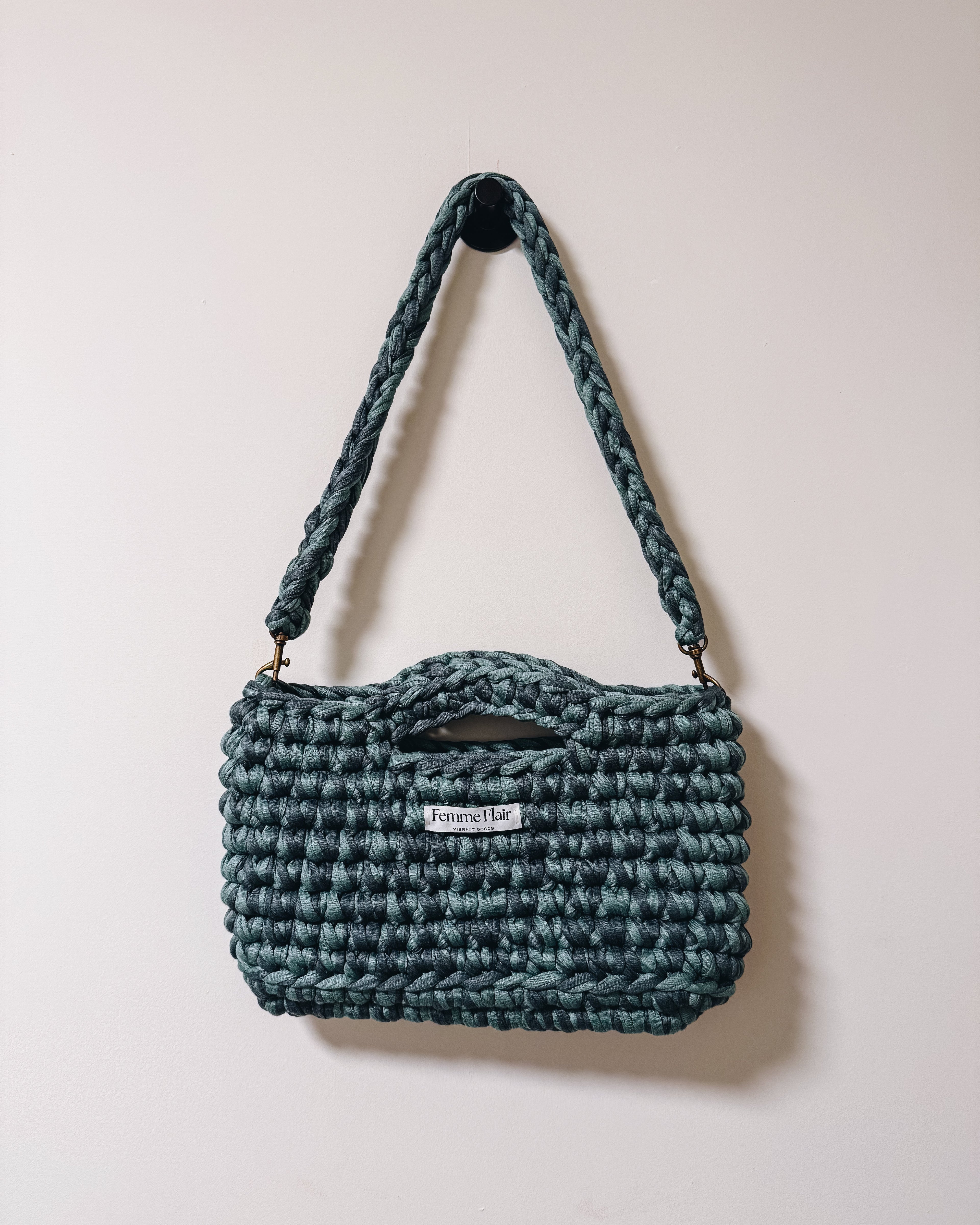 Handgemaakte zeegroene tas van gerecycled garen – Carrie Midi Shoulder Bag – Femme Flair