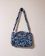 Handgemaakte blauwe tas van gerecycled garen – Isla Midi Shoulder Bag – Femme Flair