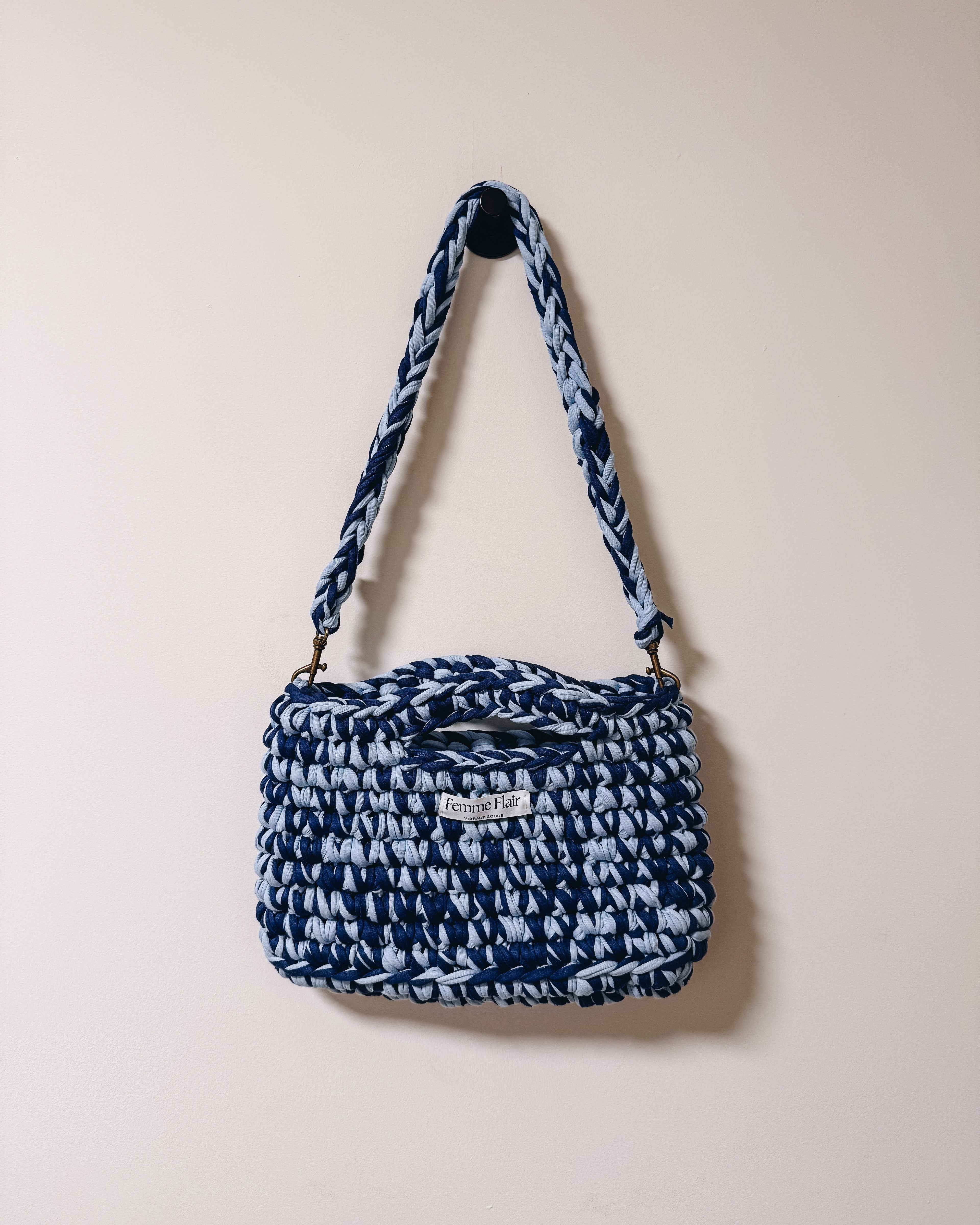 Handgemaakte blauwe tas van gerecycled garen – Isla Midi Shoulder Bag – Femme Flair