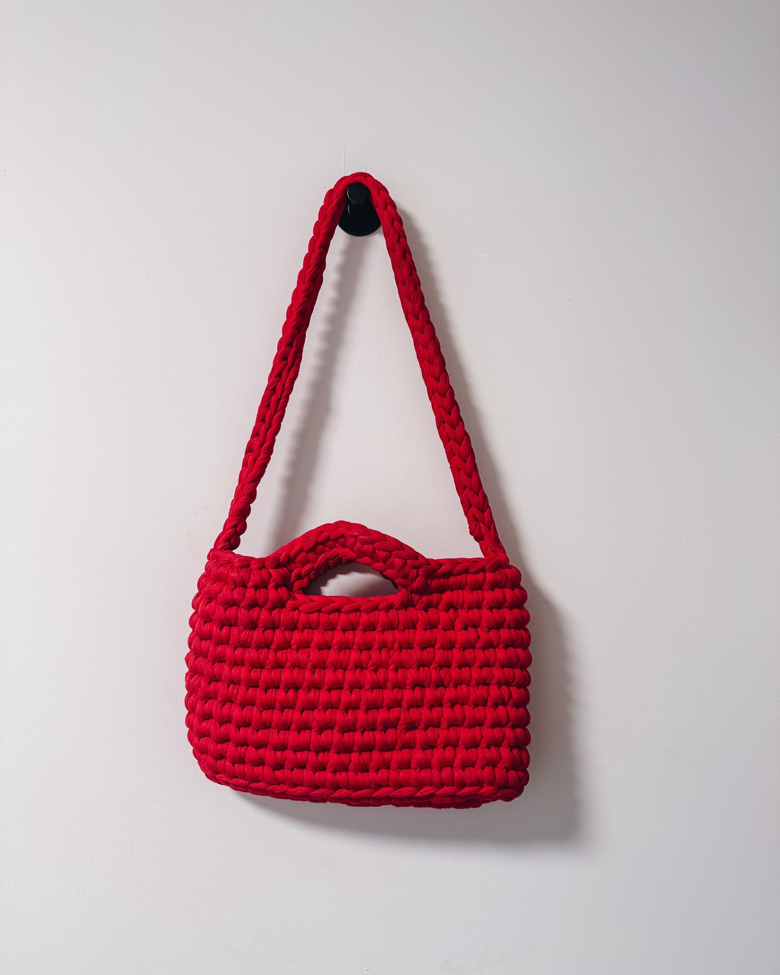 Handgemaakte rode tas van gerecycled garen – Rouge Soleil Midi Shoulder Bag – Femme Flair