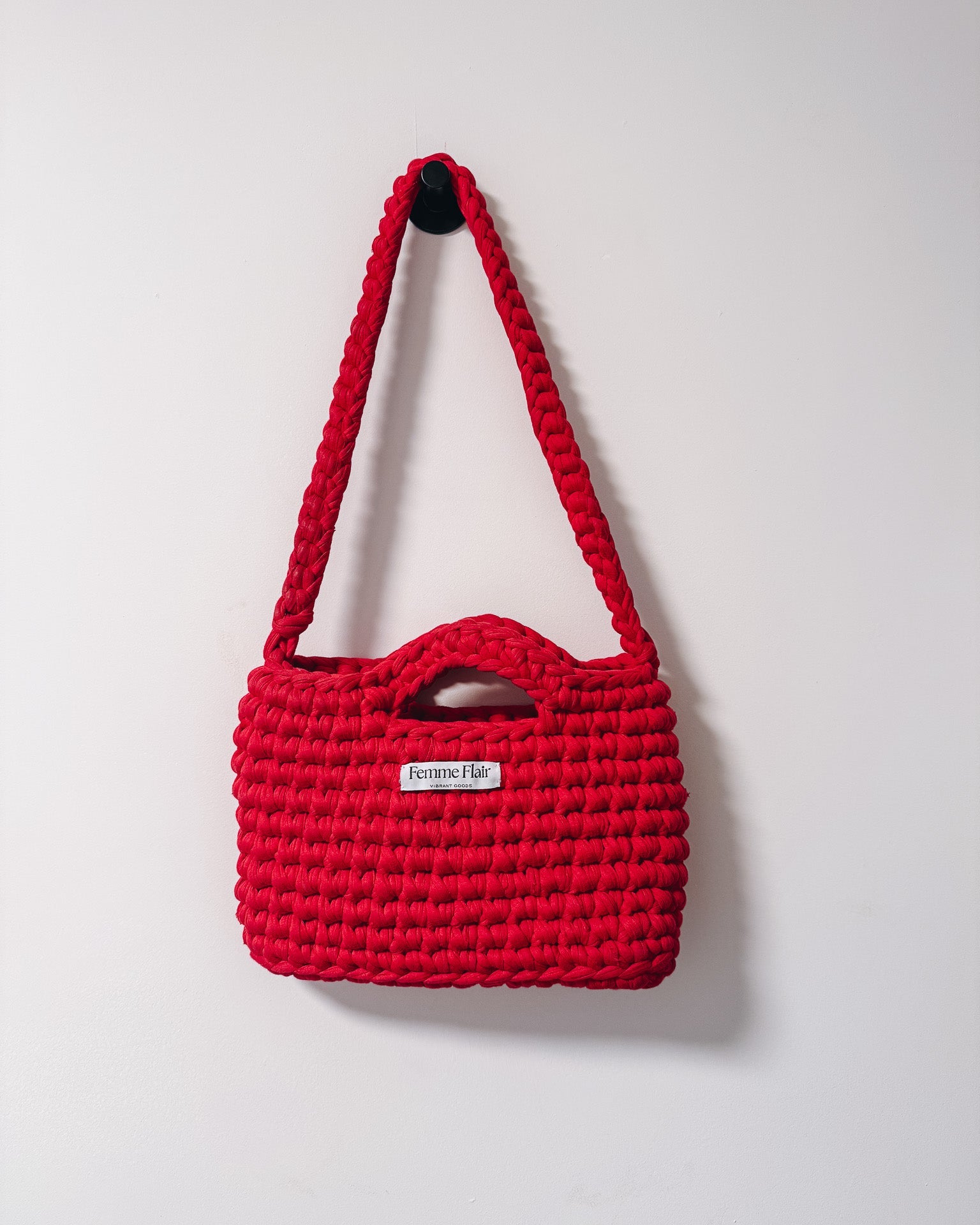 Handgemaakte rode tas van gerecycled garen – Rouge Soleil Midi Shoulder Bag – Femme Flair