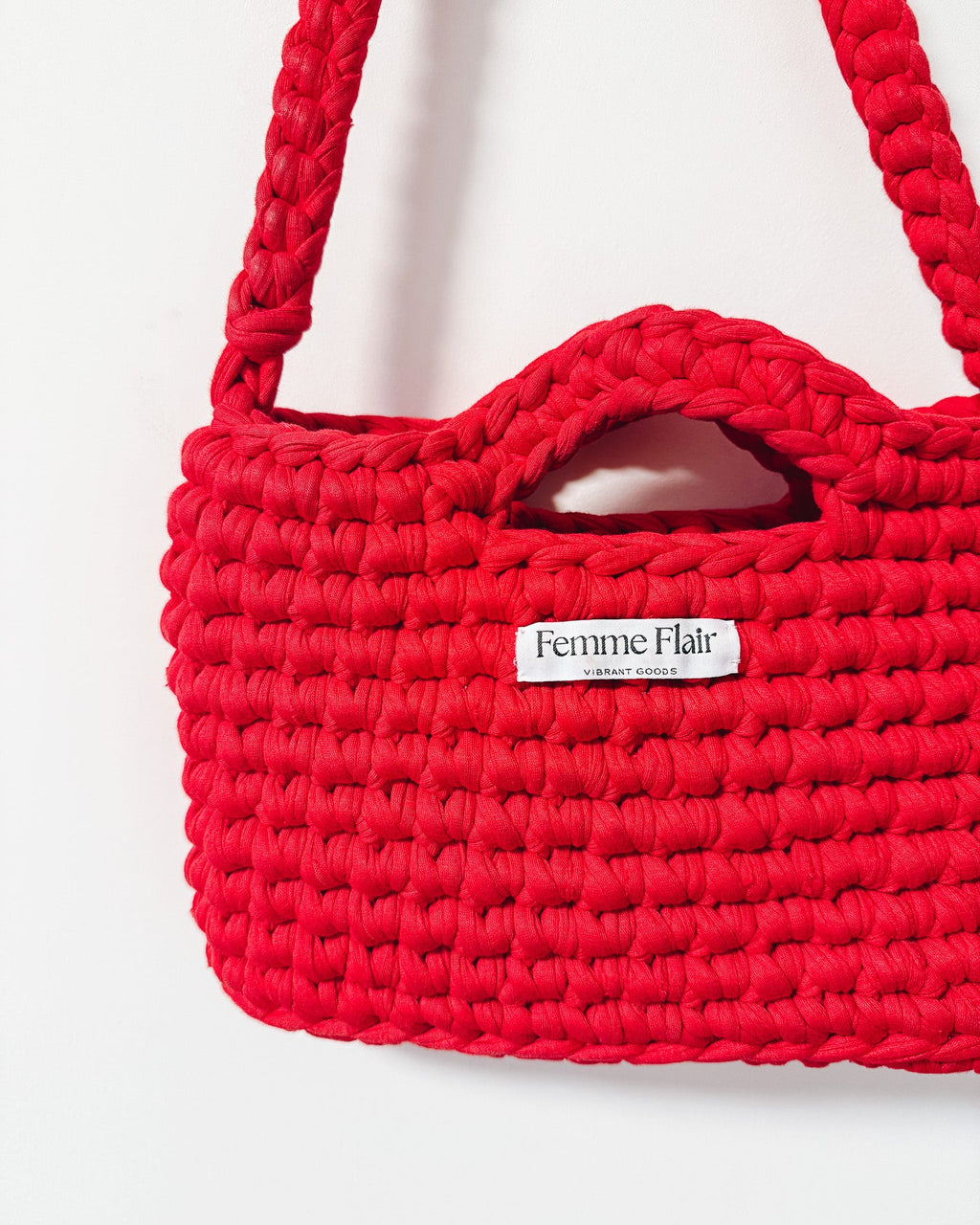 Handgemaakte rode tas van gerecycled garen – Rouge Soleil Midi Shoulder Bag – Femme Flair